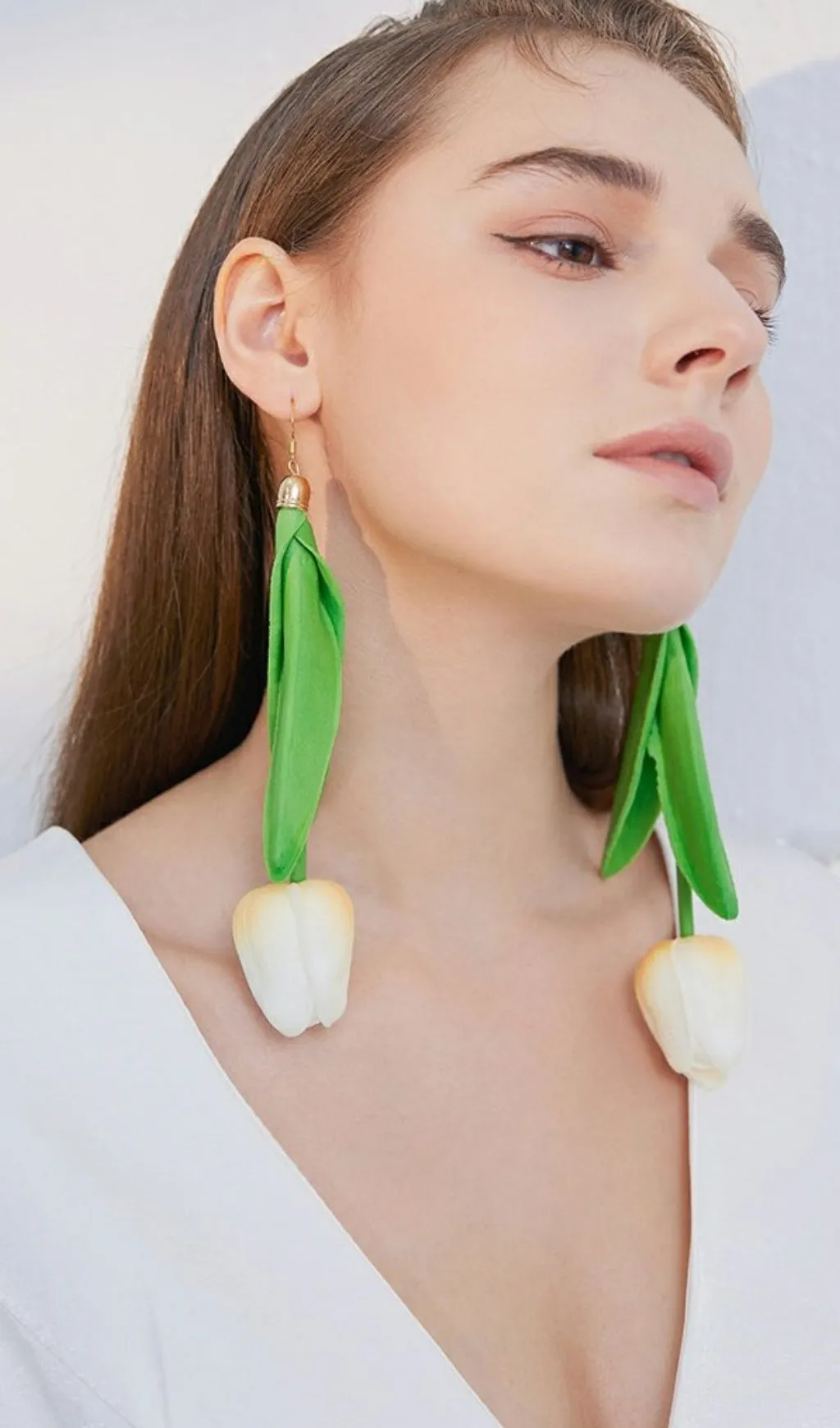 WHITE FLOWER ALLOY PLASTIC EARRINGS Gloria Lanvin